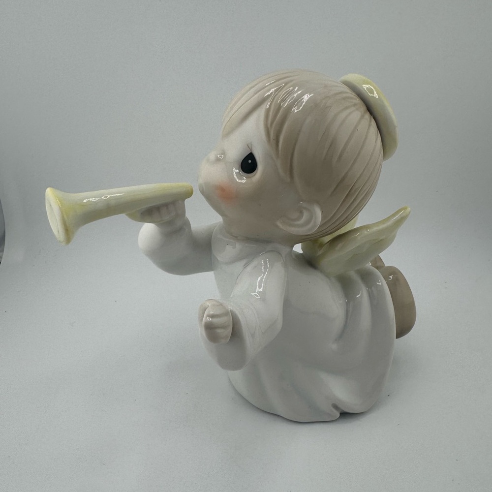 Precious Moments Joy To The World Charming Angel Figurine in Cream‎ and White